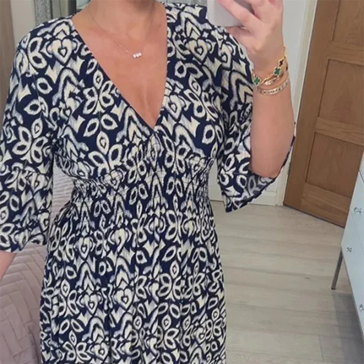 Robe Aria Bleu marine - Décolleté en V, tissu léger pour une élégance féminine do