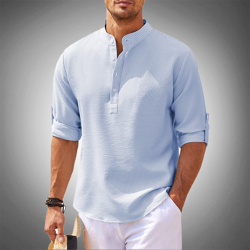 Chemise en lin contemporaine bleue, idéale pour un look décontracté
