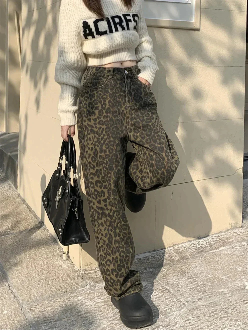 Jean imprimé léopard en taille S pour un style urbain et tendance