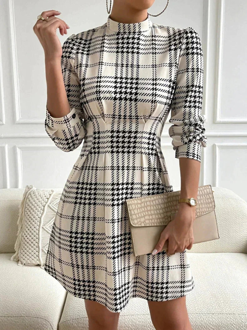 Robe à carreaux élégante Greta en Blanc - Élégance pure et style polyvalent t