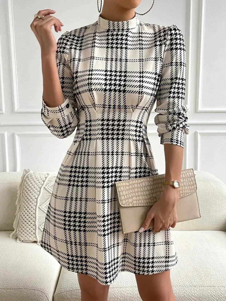 Robe à carreaux élégante Greta en Blanc - Élégance pure et style polyvalent t