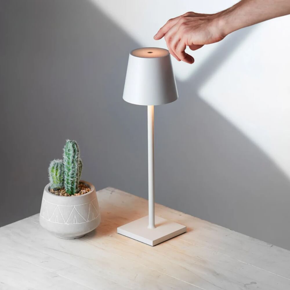 Lampe iconique Maïa avec design luxueux pour un éclairage de jardin moderne dog t