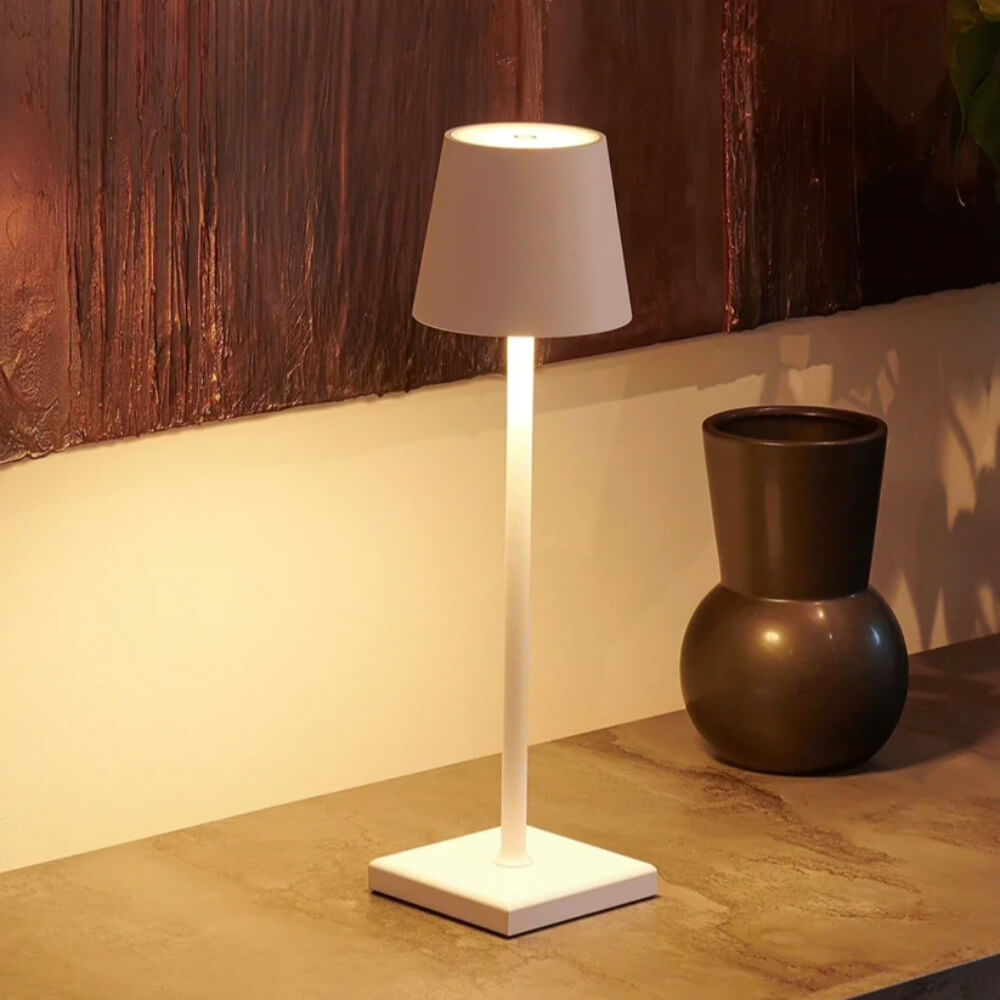 Lampe iconique Maïa blanche en aluminium durable pour éclairage extérieur moderne