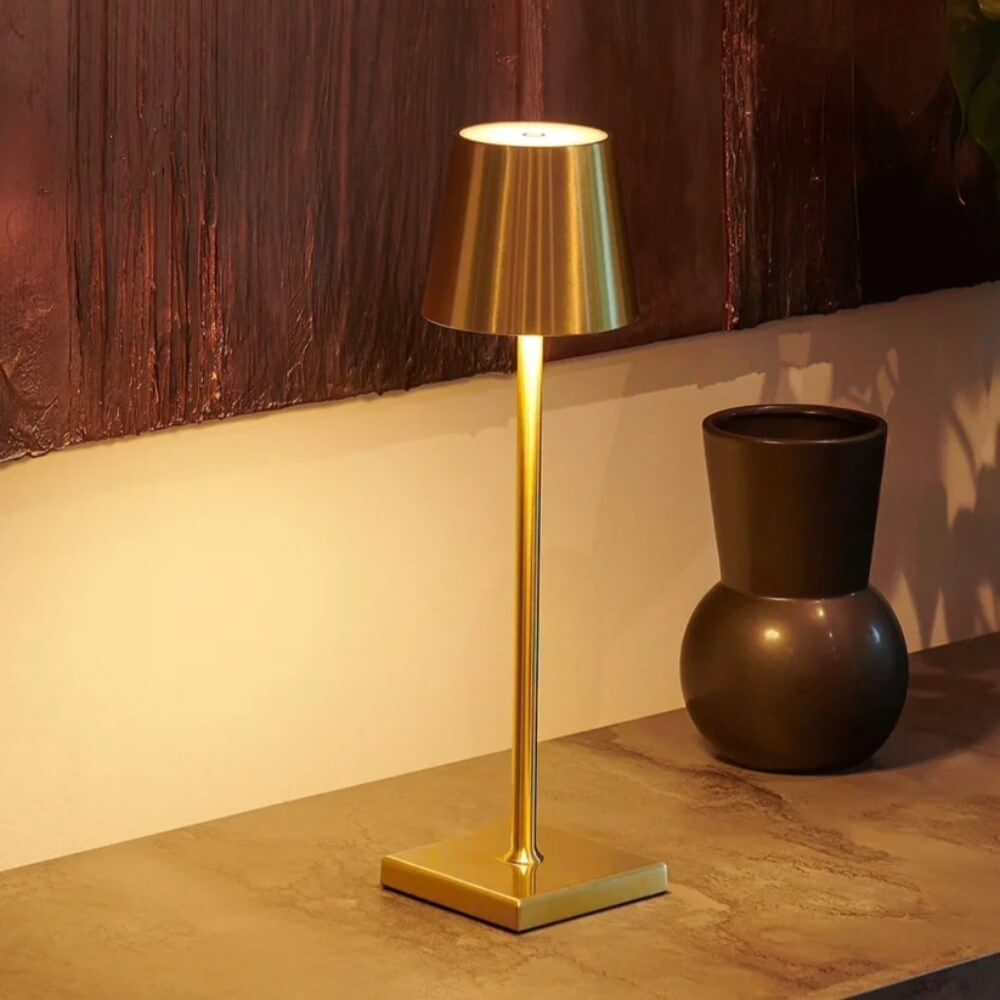 Lampe iconique Maïa dorée en aluminium durable pour éclairage extérieur de qualité