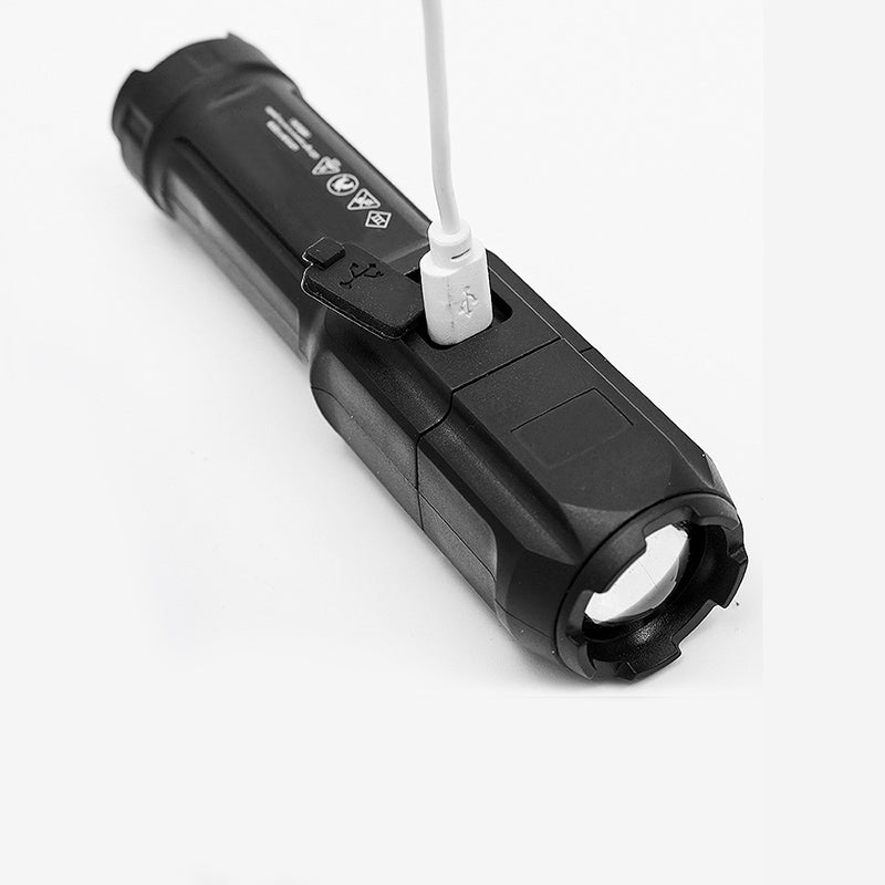 Lampe torche puissante et rechargeable pour randonnée, offrant un éclairage sécurisé