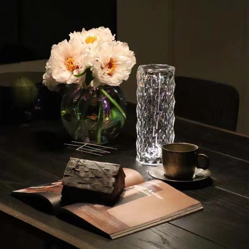 Lampe cristal élégante offrant un éclairage élégant dans toute la pièce trave