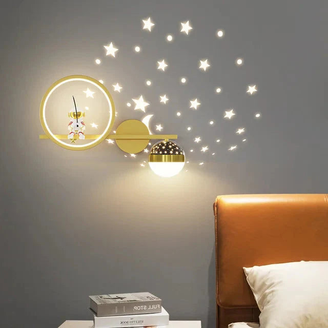 Applique murale moderne pour enfants LittleBeam en Doré à droite | Installation facile et matériaux de qualité