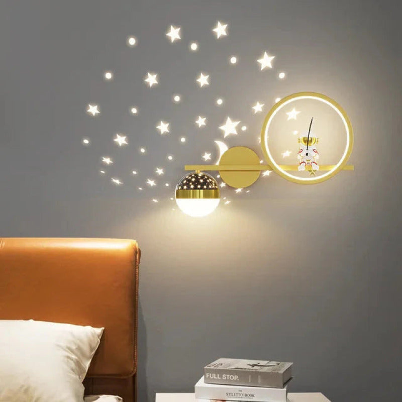 Applique murale moderne pour enfants LittleBeam en Or gauche | Luminaire sécurisé et ambiance apaisante