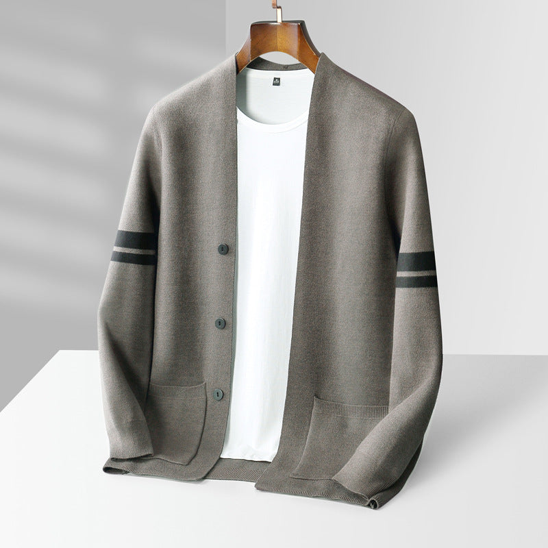 Cardigan Loïc en laine mérinos brun vintage avec accents luxueux et coupe ajustée