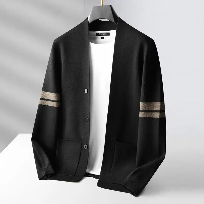 Cardigan Loïc en laine mérinos noir royal avec accents luxueux et coupe ajustée d