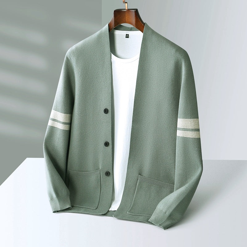 Cardigan Loïc en laine mérinos vert âgé avec accents luxueux et coupe ajustée