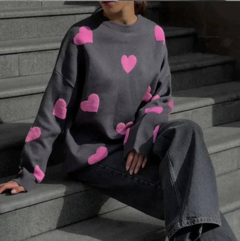 Pull coeurs en tricot doux gris pour un style chic et intemporel