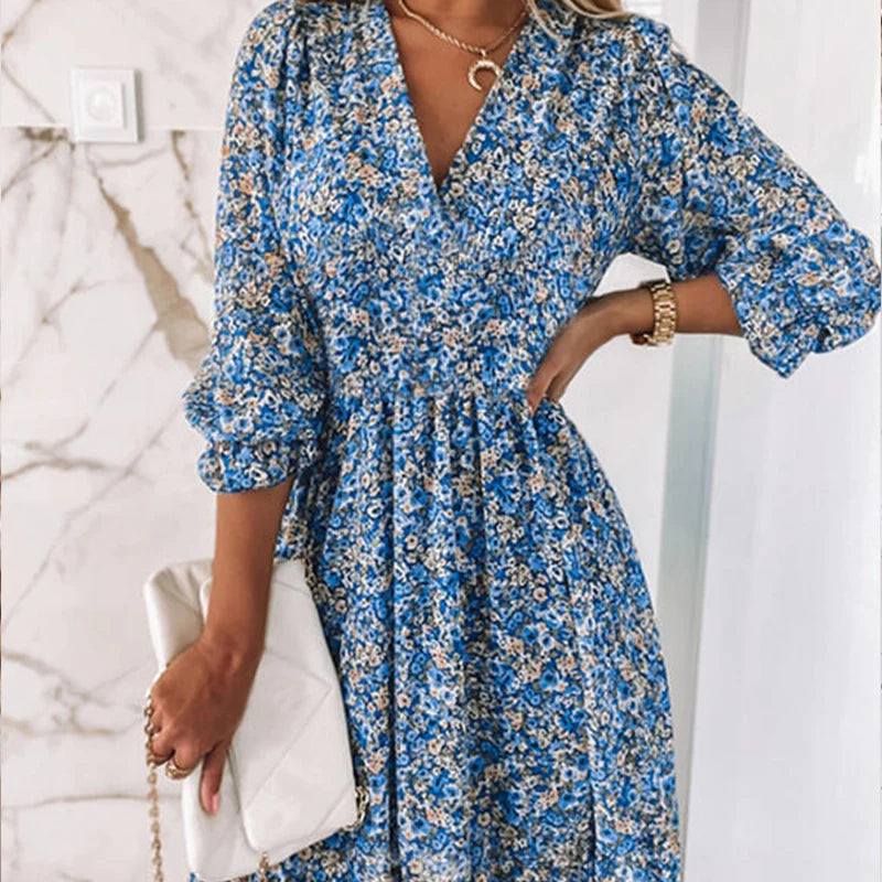 Robe confortable à imprimé floral bleu pour une élégance estivale