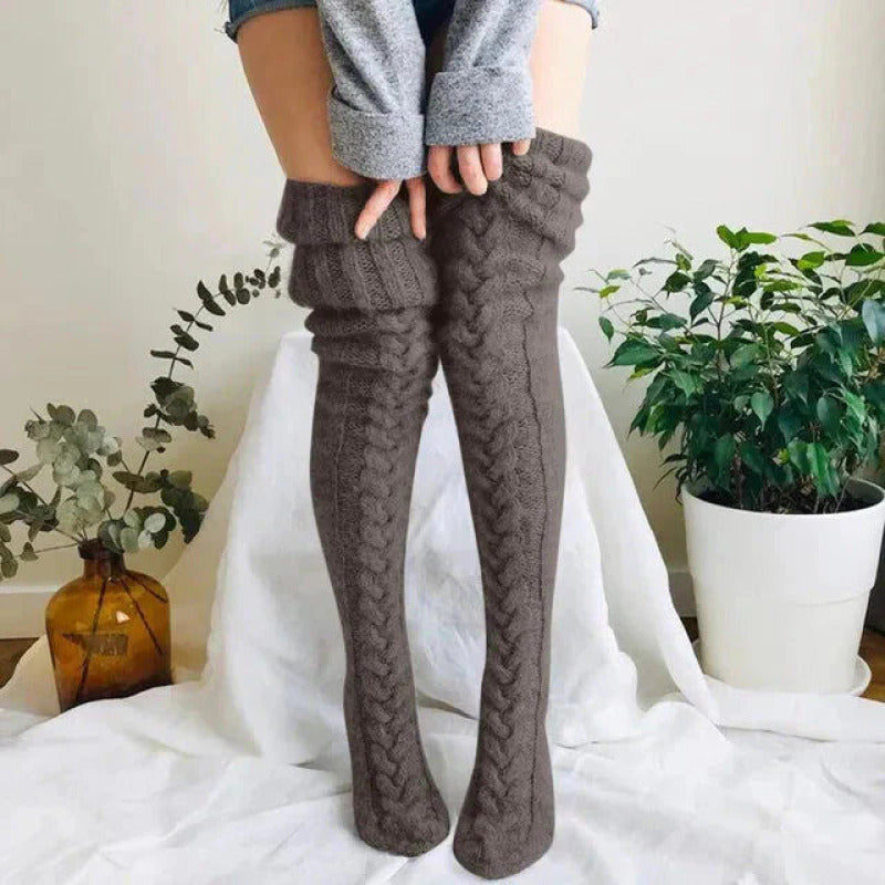 Chaussettes Hautes Tricotées Maya en Gris foncé - Confort et Élégance Hivernale d