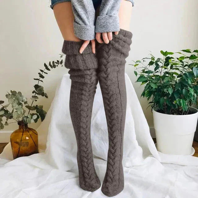 Chaussettes Hautes Tricotées Maya en Gris foncé - Confort et Élégance Hivernale d