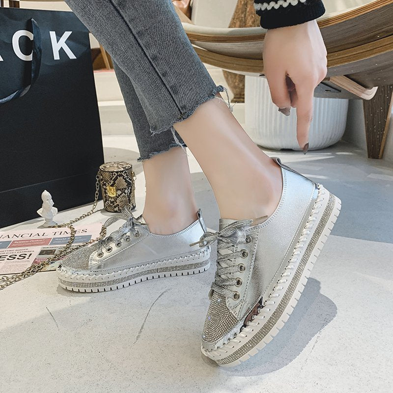 Baskets en cuir gris avec détails en diamant pour un style élégant et confortable