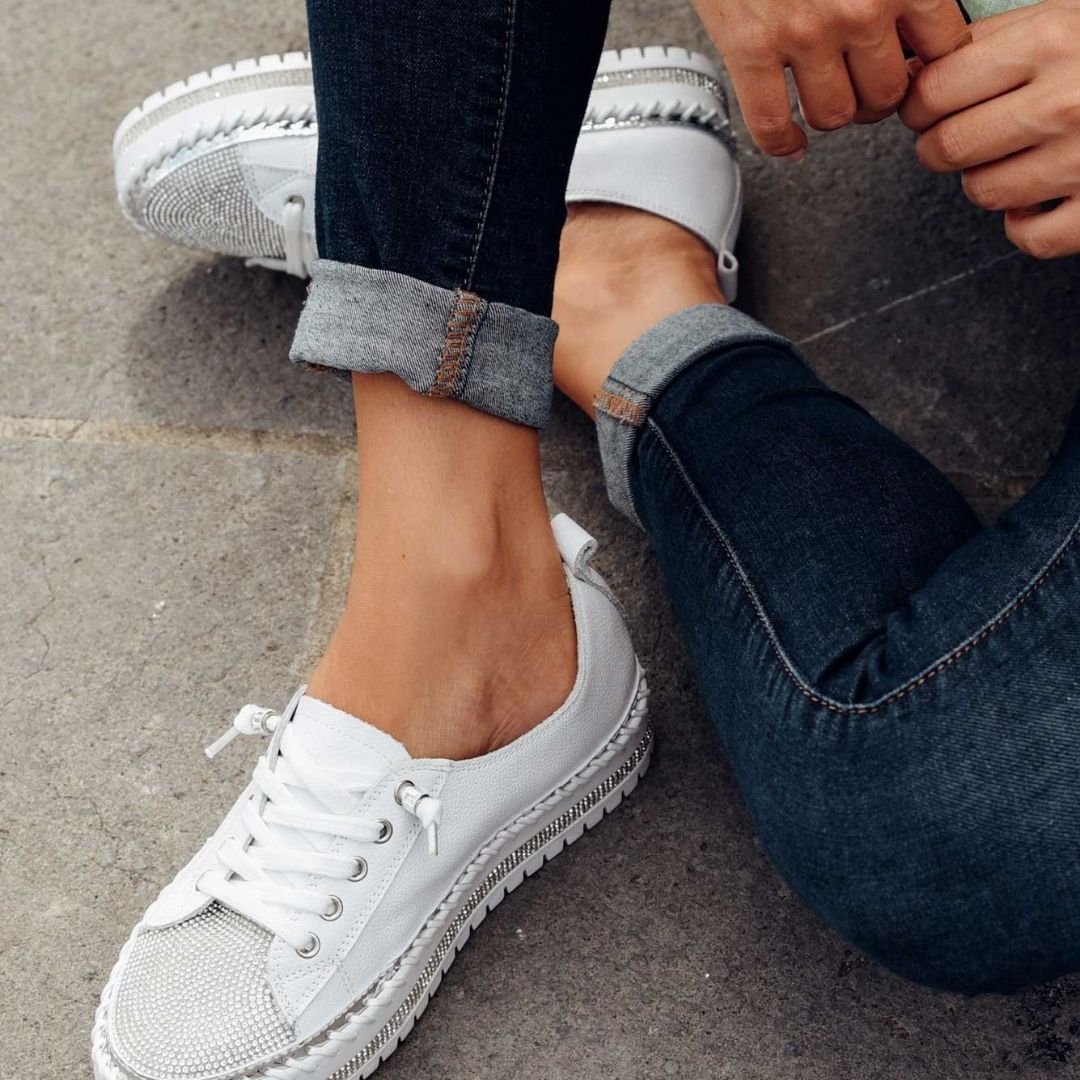 Baskets en cuir blanc argent avec détails en diamant pour un style et un confort exceptionnels