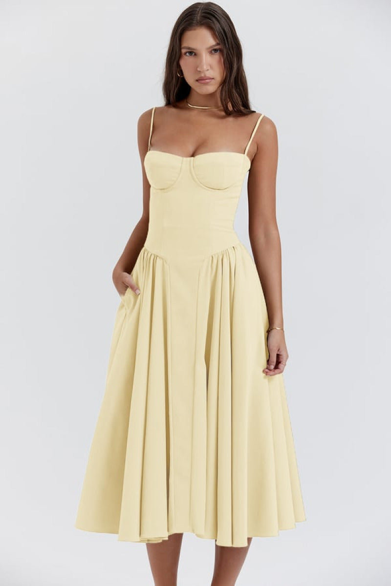 Robe Sans Manches avec Ajustement Corset - Silhouette Sophistiquée et Élégance Féminine