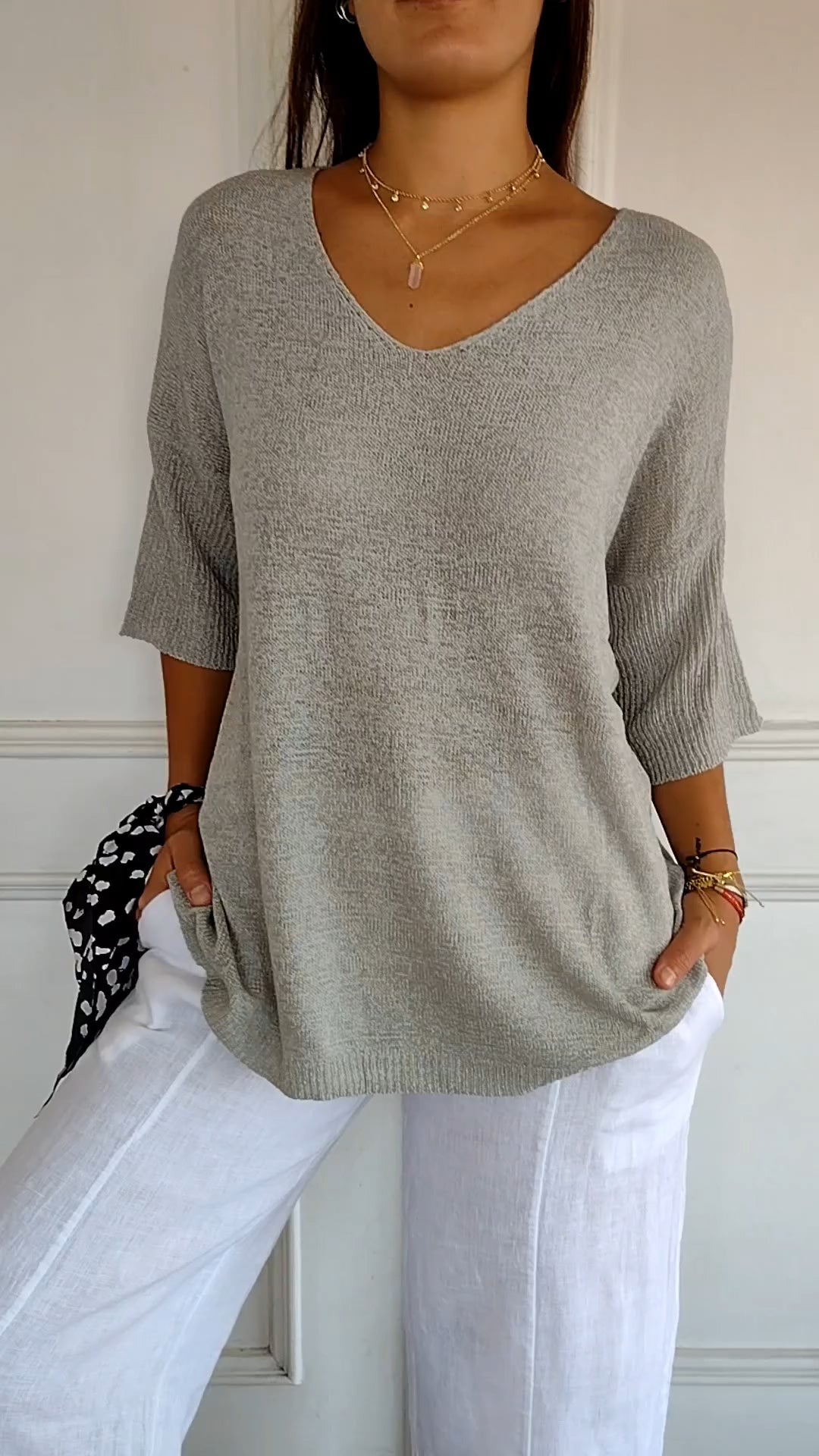 Top en tricot à col en V Gris - Confort Luxueux et Élégance Intemporelle trav