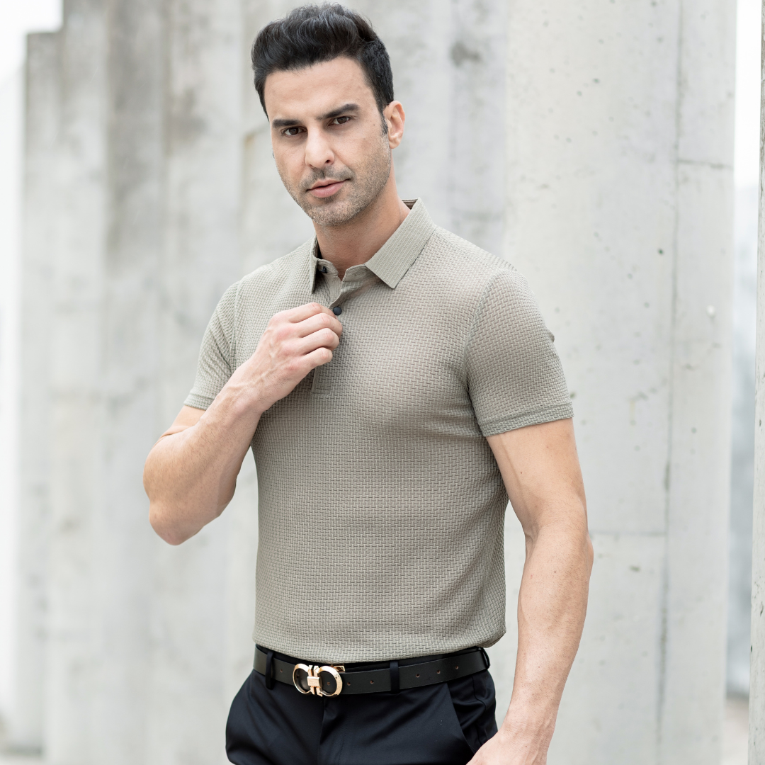 Polo de luxe à manches courtes de couleur Gris pour un style décontracté et sophistiqué