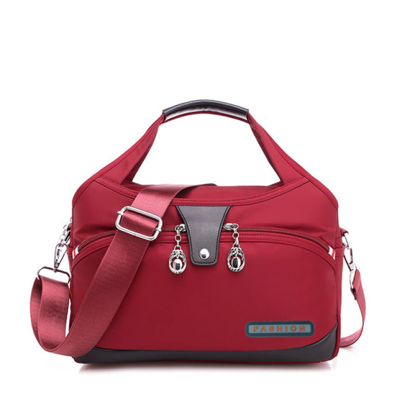 Sac à main WanderChic rouge avec rangement spacieux et sécurité élégante pour femmes